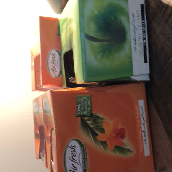 3 tropical breeze candles and one small one - Picture 2 of 3